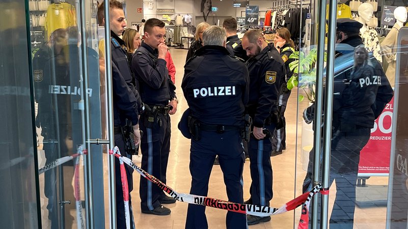 Polizeieinsatz nach Brandstiftungen in Augsburg | Bild: BR/Herz Polizeieinsatz nach Brandstiftungen in Augsburg