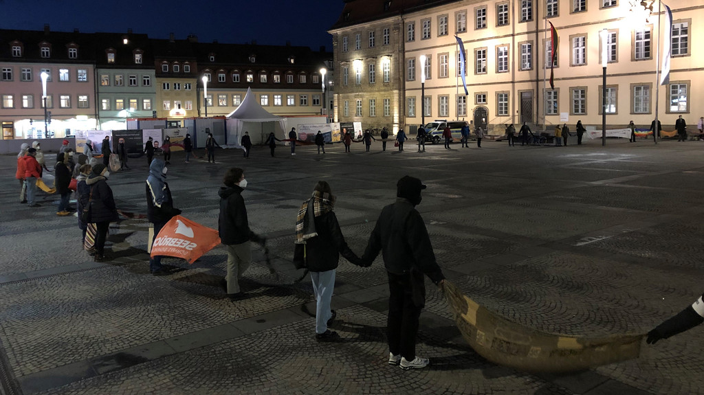 Organisationen und Gewerkschaften haben zu einer Menschenkette gegen Falschinformationen und rechte Hetze in Bamberg aufgerufen.