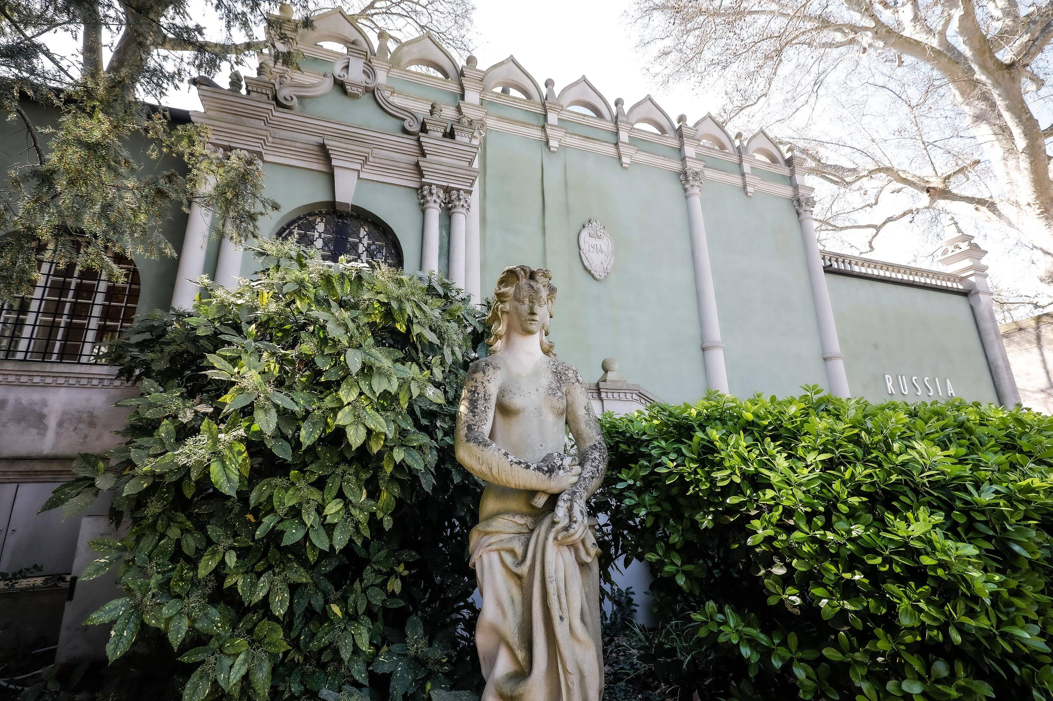 Zu sehen ist eine Statue sowie eine Hecke vor dem russischen Pavillon auf der Kunst-Biennale in Venedig. | Bild:picture alliance / SIPA | Mirco Toniolo/AGF