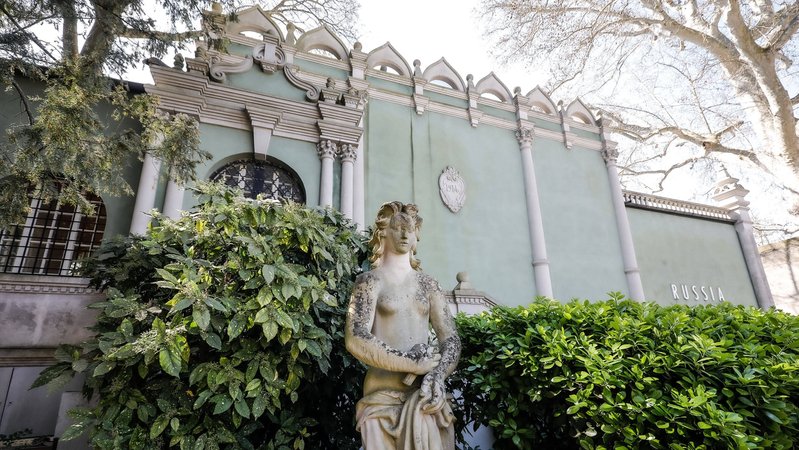 Zu sehen ist eine Statue sowie eine Hecke vor dem russischen Pavillon auf der Kunst-Biennale in Venedig. | Bild: picture alliance / SIPA | Mirco Toniolo/AGF Zu sehen ist eine Statue sowie eine Hecke vor dem russischen Pavillon auf der Kunst-Biennale in Venedig.