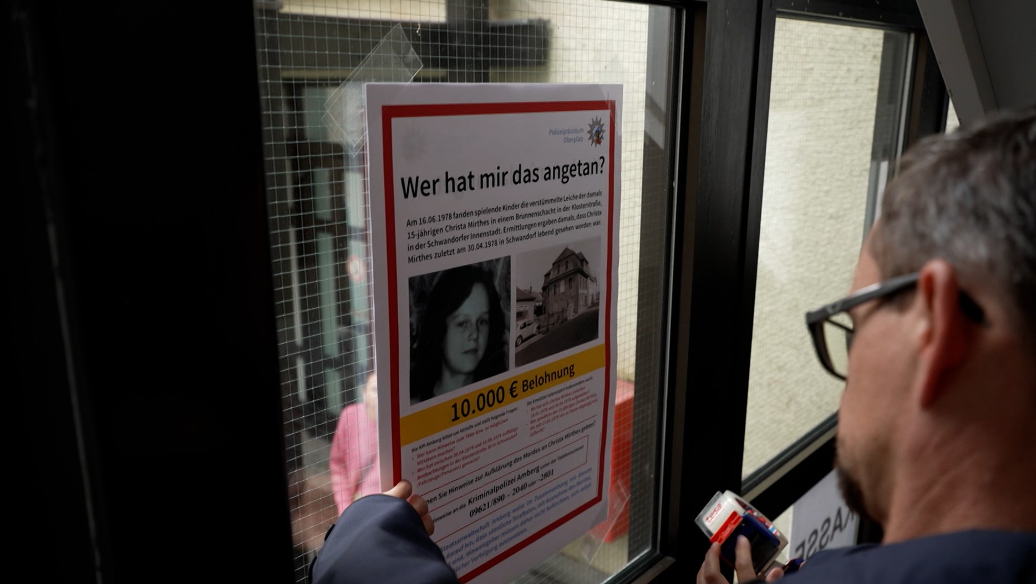 Mit Plakaten sucht die Polizei nach dem Mörder von Christa Mirthes.