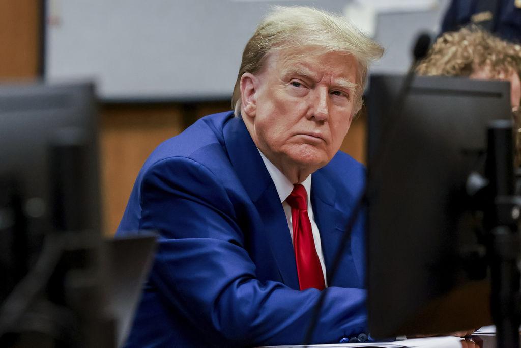 Donald Trump, ehemaliger Präsident der USA, wartet auf den Beginn einer Anhörung vor dem New Yorker Strafgericht.