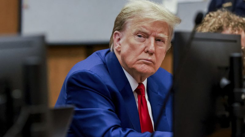 Donald Trump, ehemaliger Präsident der USA, wartet auf den Beginn einer Anhörung vor dem New Yorker Strafgericht. | Bild: dpa-Bildfunk/Justin Lane Donald Trump, ehemaliger Präsident der USA, wartet auf den Beginn einer Anhörung vor dem New Yorker Strafgericht.