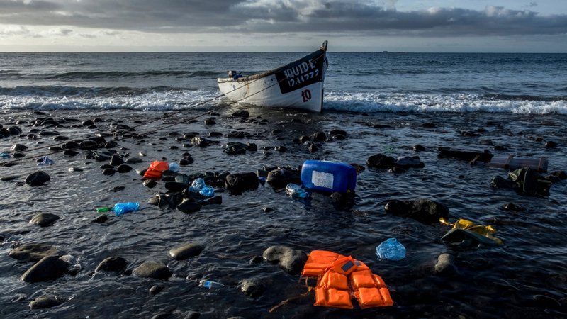 Ein Flüchtlingsboot an der Küste der Kanarischen Inseln. | Bild: dpa-Bildfunk/Javier Bauluz Ein Flüchtlingsboot an der Küste der Kanarischen Inseln.