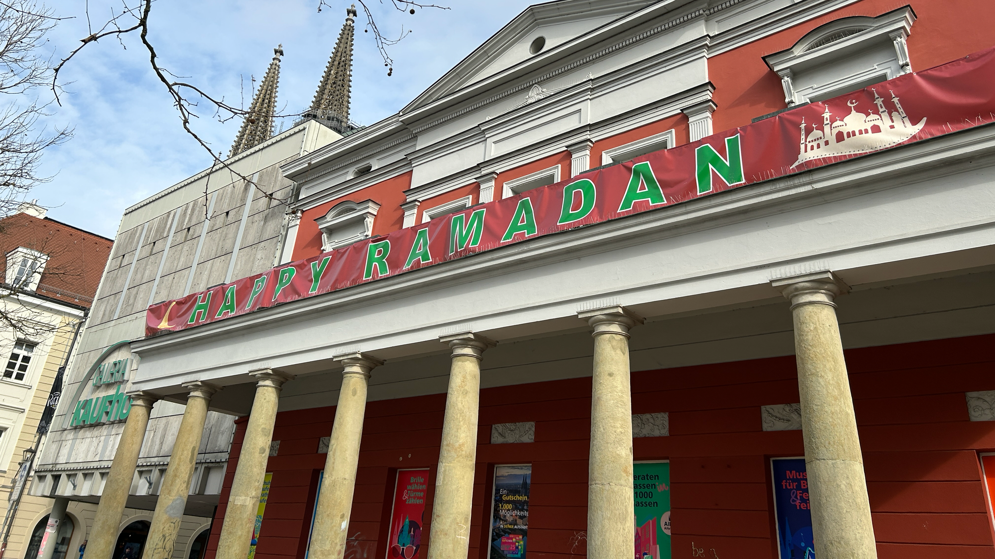 Der Kaufhof in der Regensburger Altstadt mit "Happy Ramadan"-Transparent