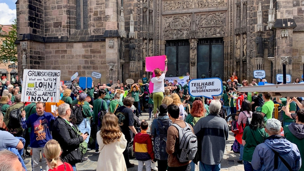 Flashmob für mehr Inklusion in Nürnberg | Bild: BR24/Nicole Schmitt Flashmob für mehr Inklusion in Nürnberg