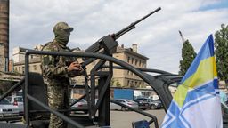 Ein Soldat an einem Maschinengewehr, das auf einem Auto montiert ist, in der ukrainischen Hafenstadt Odessa. | Bild:Nina Lyashonok / Avalon