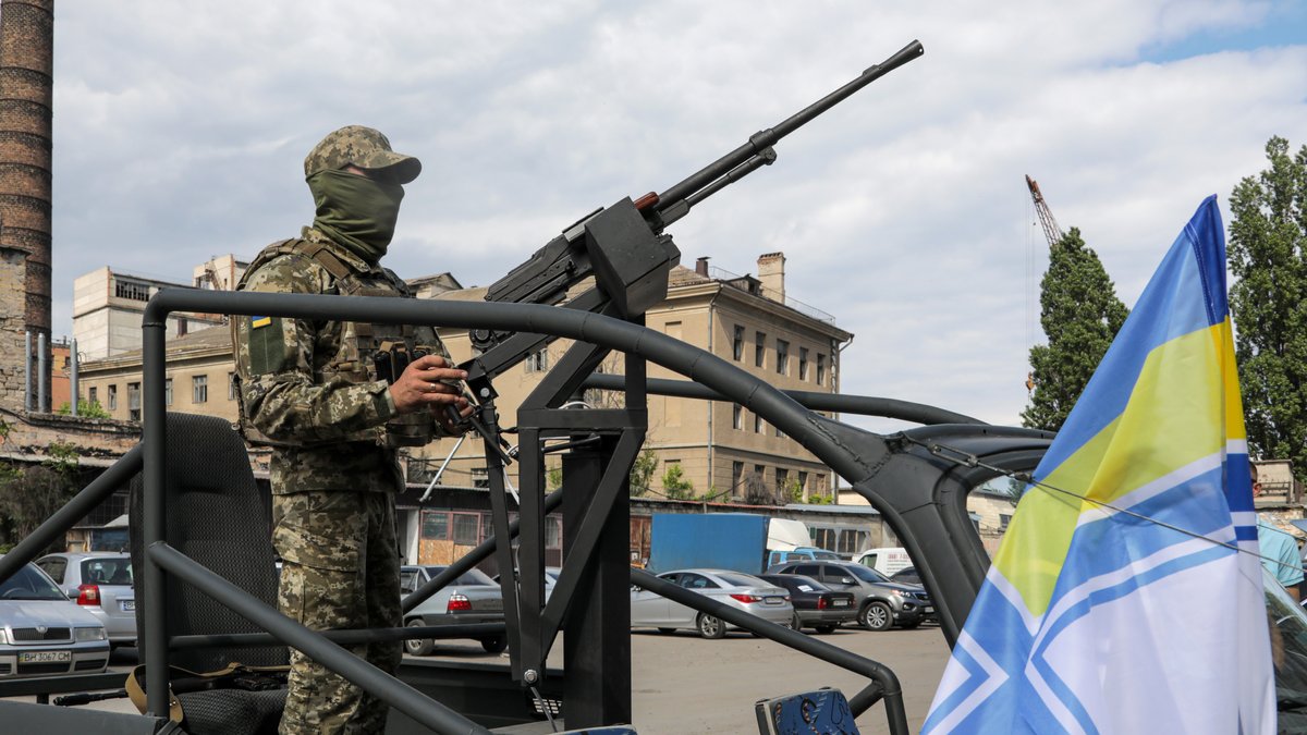 Ein Soldat an einem Maschinengewehr, das auf einem Auto montiert ist, in der ukrainischen Hafenstadt Odessa.