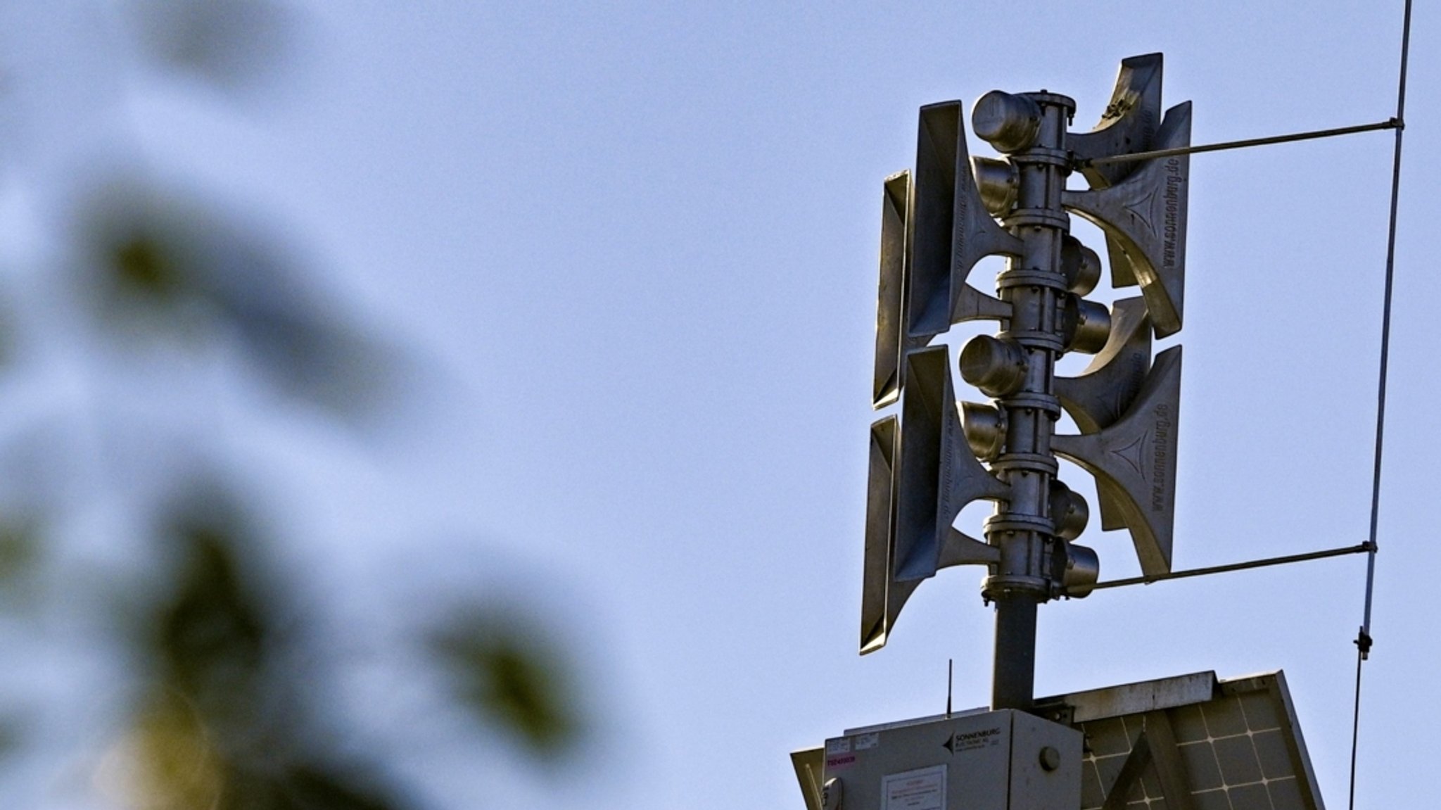 Sirenen mit Solarpanelen | Bild: Jens Kalaene/ dpa-bildfunk Sirenen mit Solarpanelen
