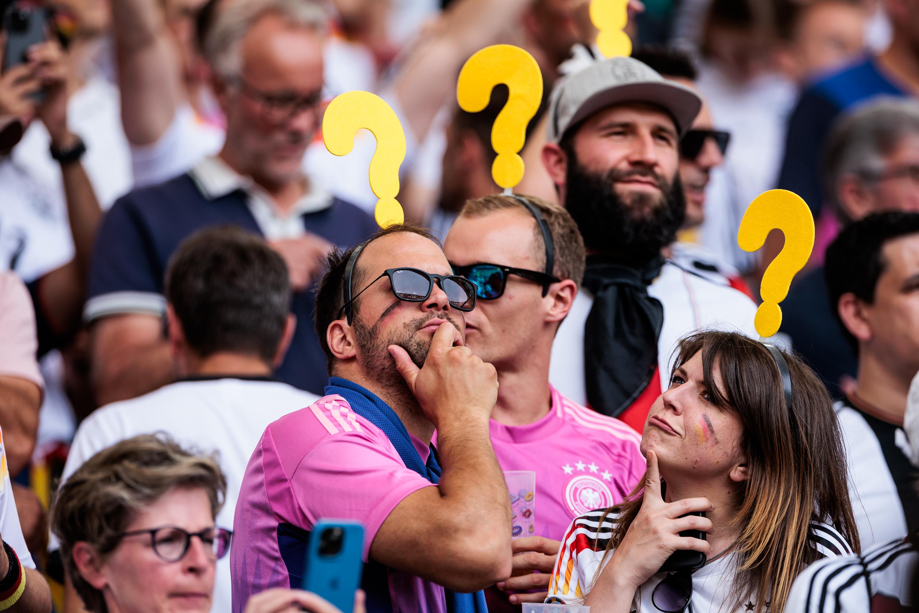 Deutsche Fans mit Fragezeichen UEFA EURO 2024: Spanien - Deutschland