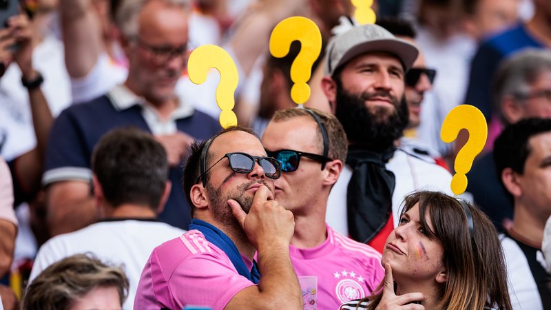 Deutsche Fans mit Fragezeichen UEFA EURO 2024: Spanien - Deutschland