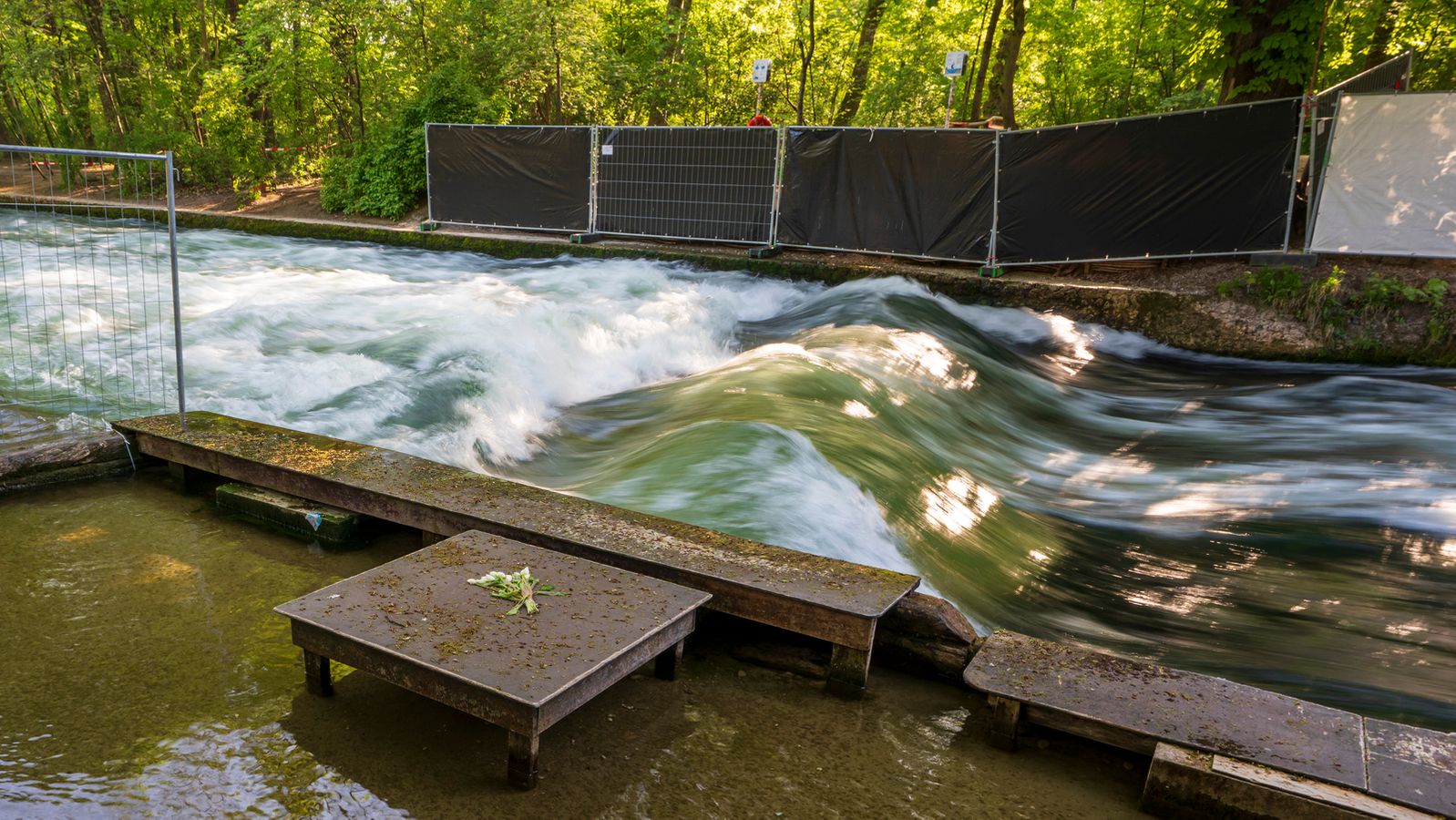 Eisbachwelle München: Söder und Reiter setzen sich für schnelle Wiedereröffnung ein – Surfer-Szene jubelt!