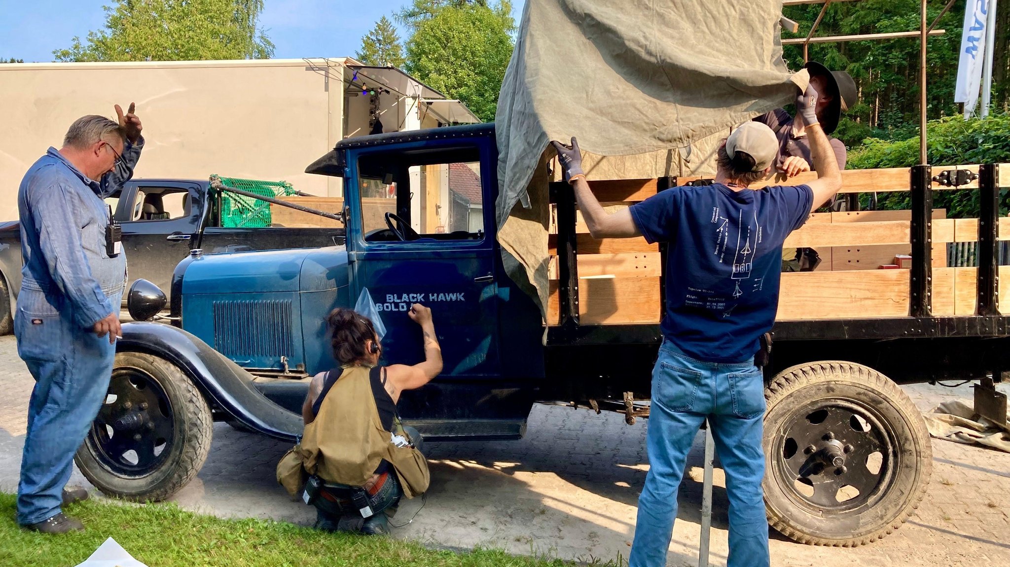 Mitarbeiter richten einen historischen Lastwagen her