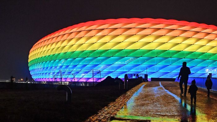 UEFA sagt nein: Allianz Arena nicht in Regenbogenfarben | BR24