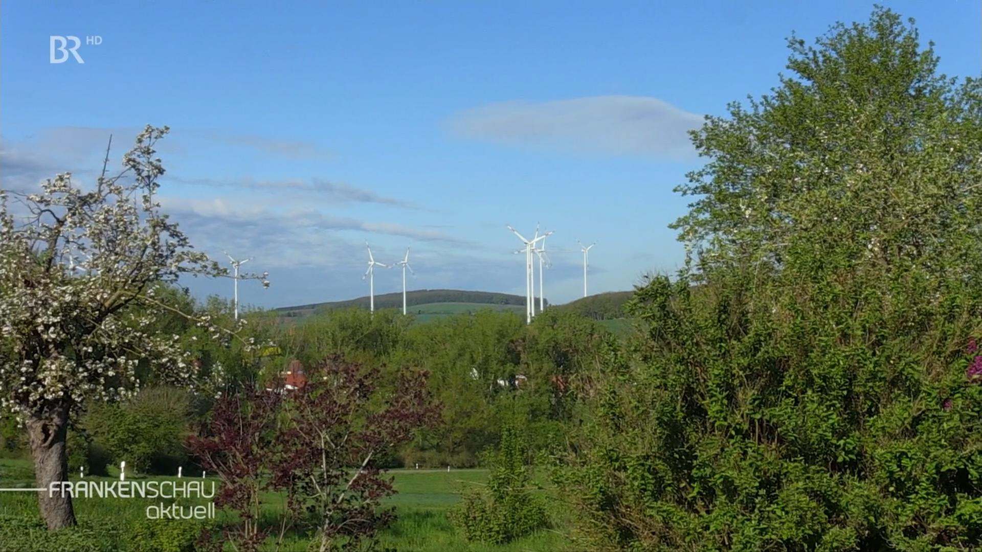 Windräder in der Landschaft.