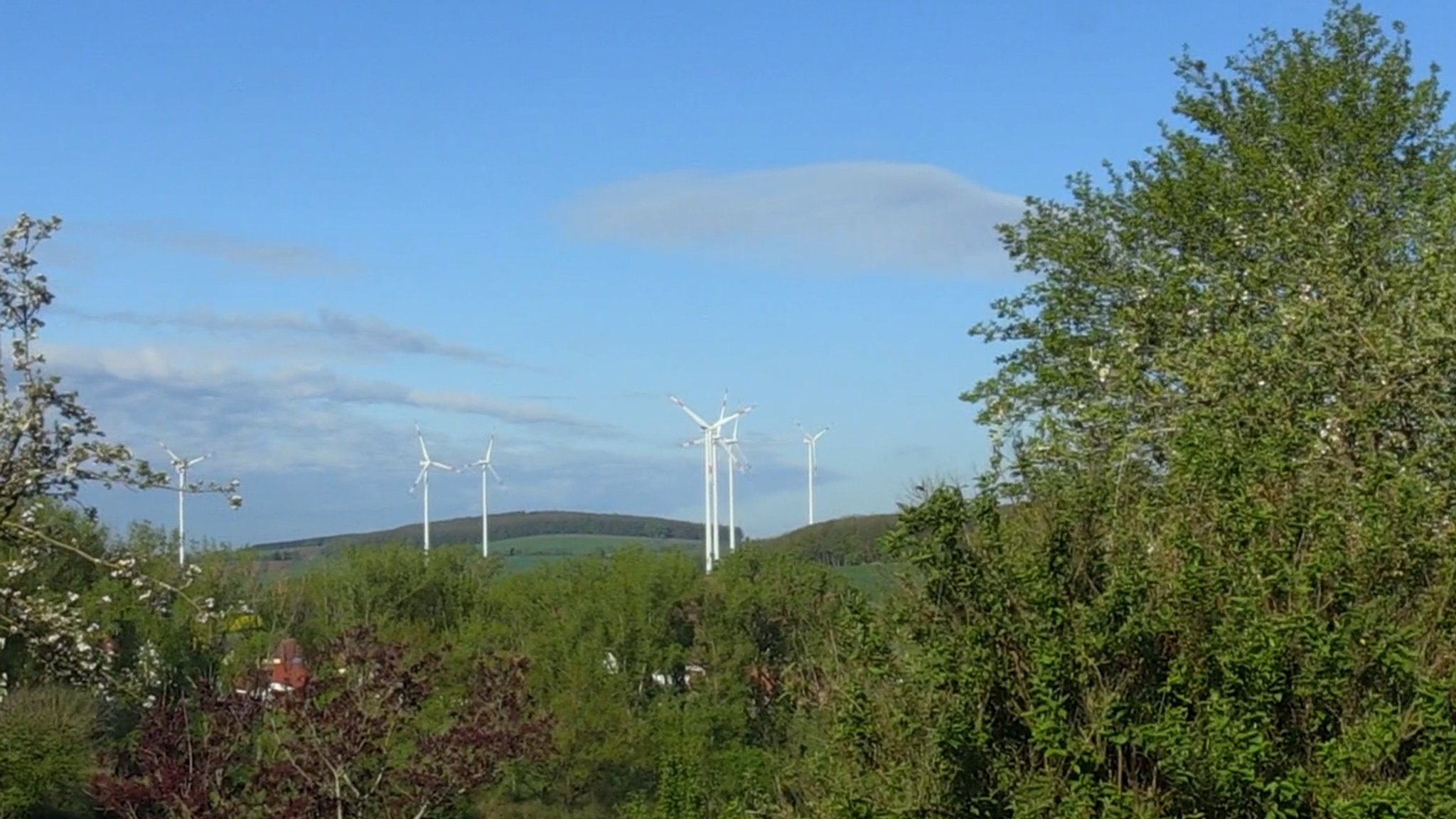 Windräder in der Landschaft.