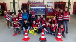 Kinder sitzen vor einem Mini-Feuerwehrauto in Wittislingen im Landkreis Dillingen | Bild:BR/Judith Zacher