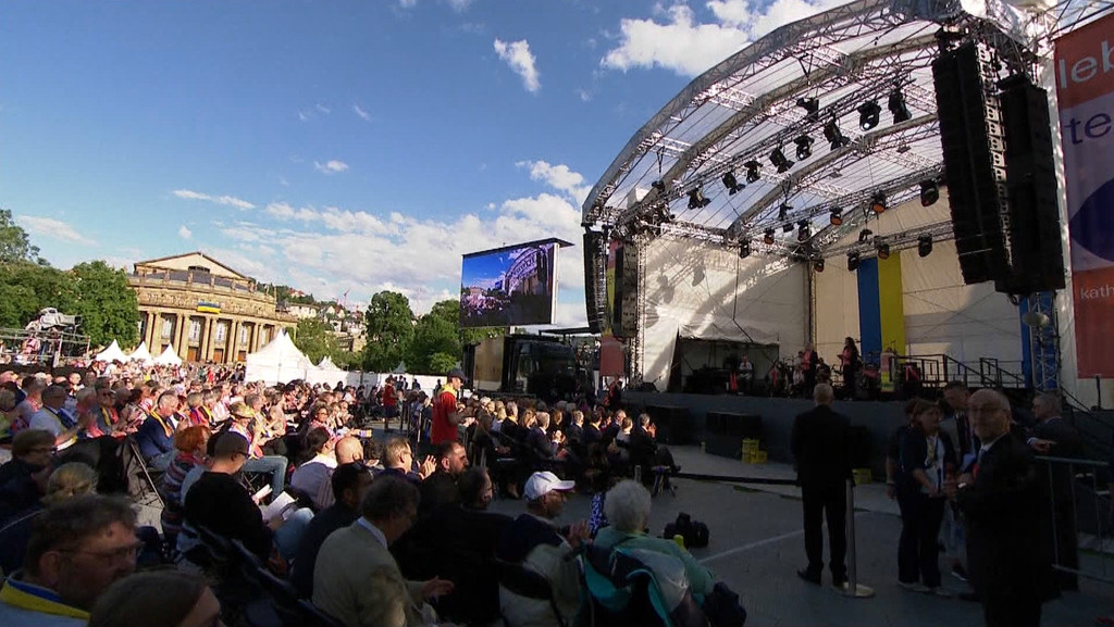 Beim Katholikentag in Stuttgart wird für den Frieden gebetet. Bis zu 30.000 Besucher werden bis Sonntag erwartet. | Bild: BR Beim Katholikentag in Stuttgart wird für den Frieden gebetet. Bis zu 30.000 Besucher werden bis Sonntag erwartet.