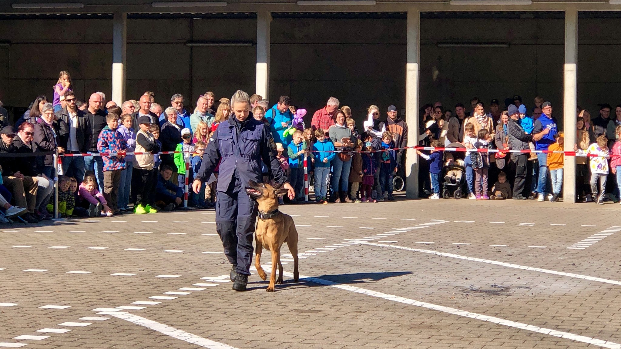 Polizeihundeführerin mit Hund