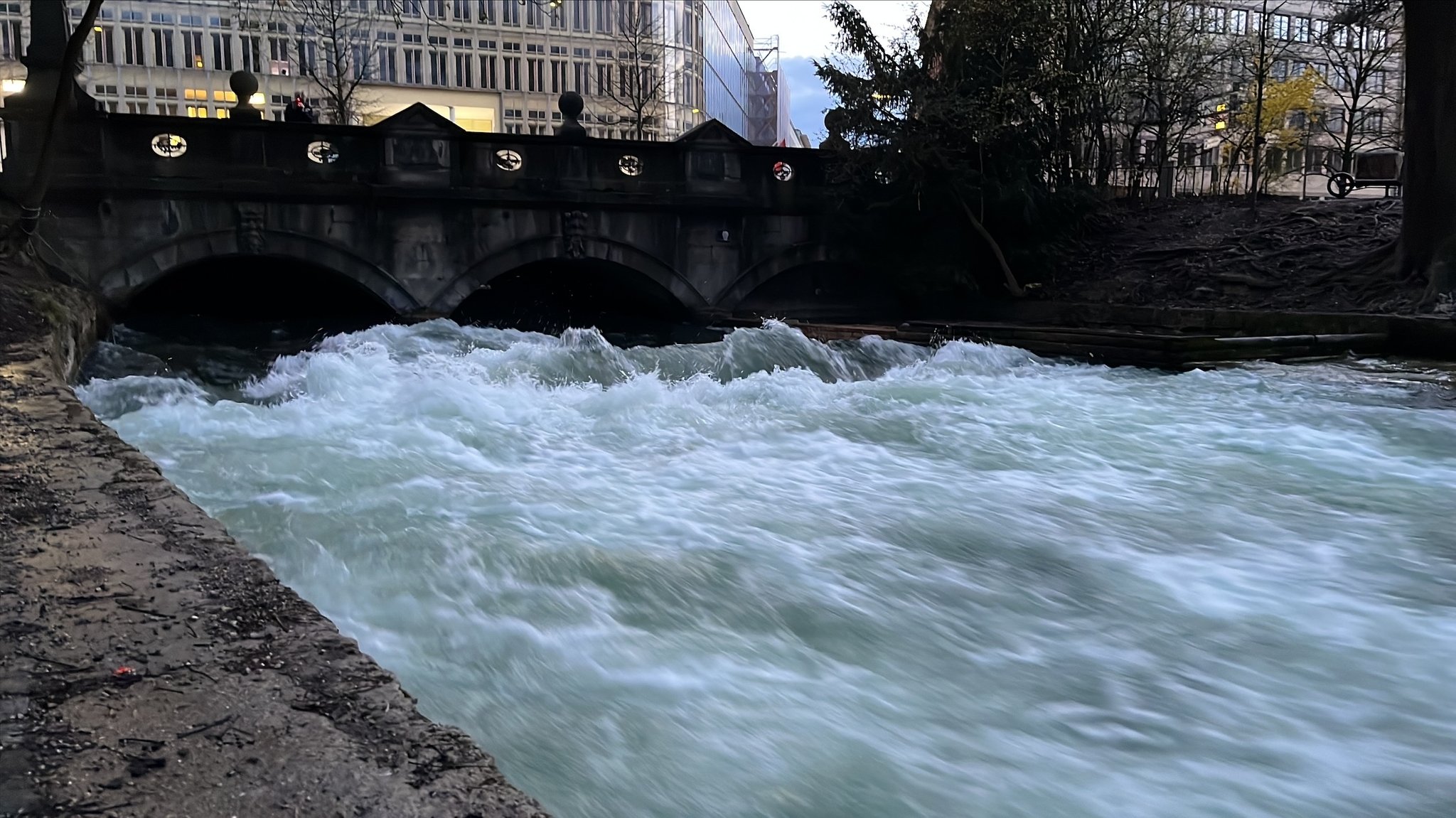 Am Donnerstagabend stand die Eisbachwelle noch - aber wie lange?