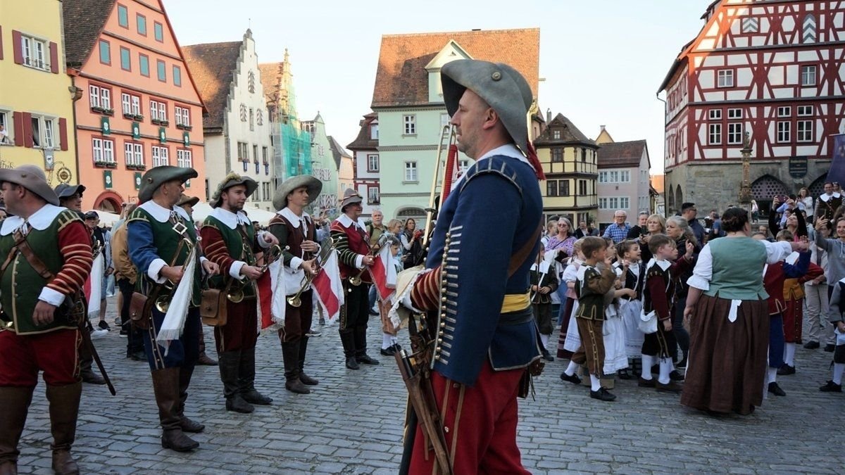 Für das Festspiel "Meistertrunk" verkleidete Menschen auf dem Rothenburger Marktplatz.