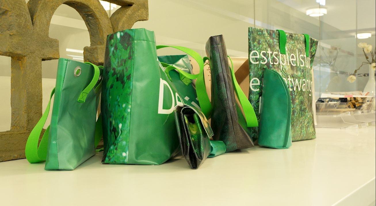 Taschen und Täschchen in verschiedenen Formen und Größen bietet das Feuchtwanger Theater nun an.