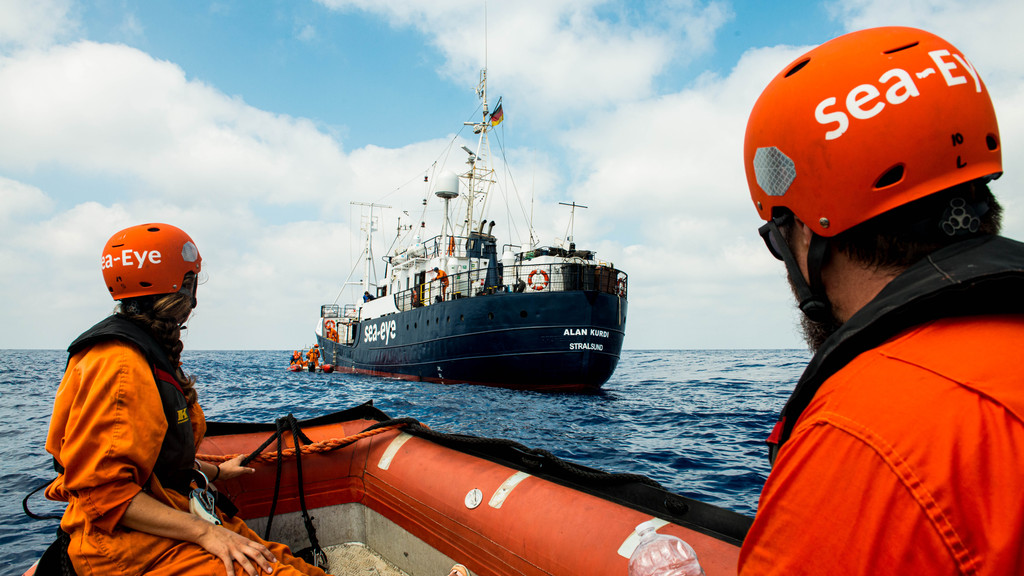 Einsatzboote und das Rettungsschiff Alan Kurdi von Sea-Eye