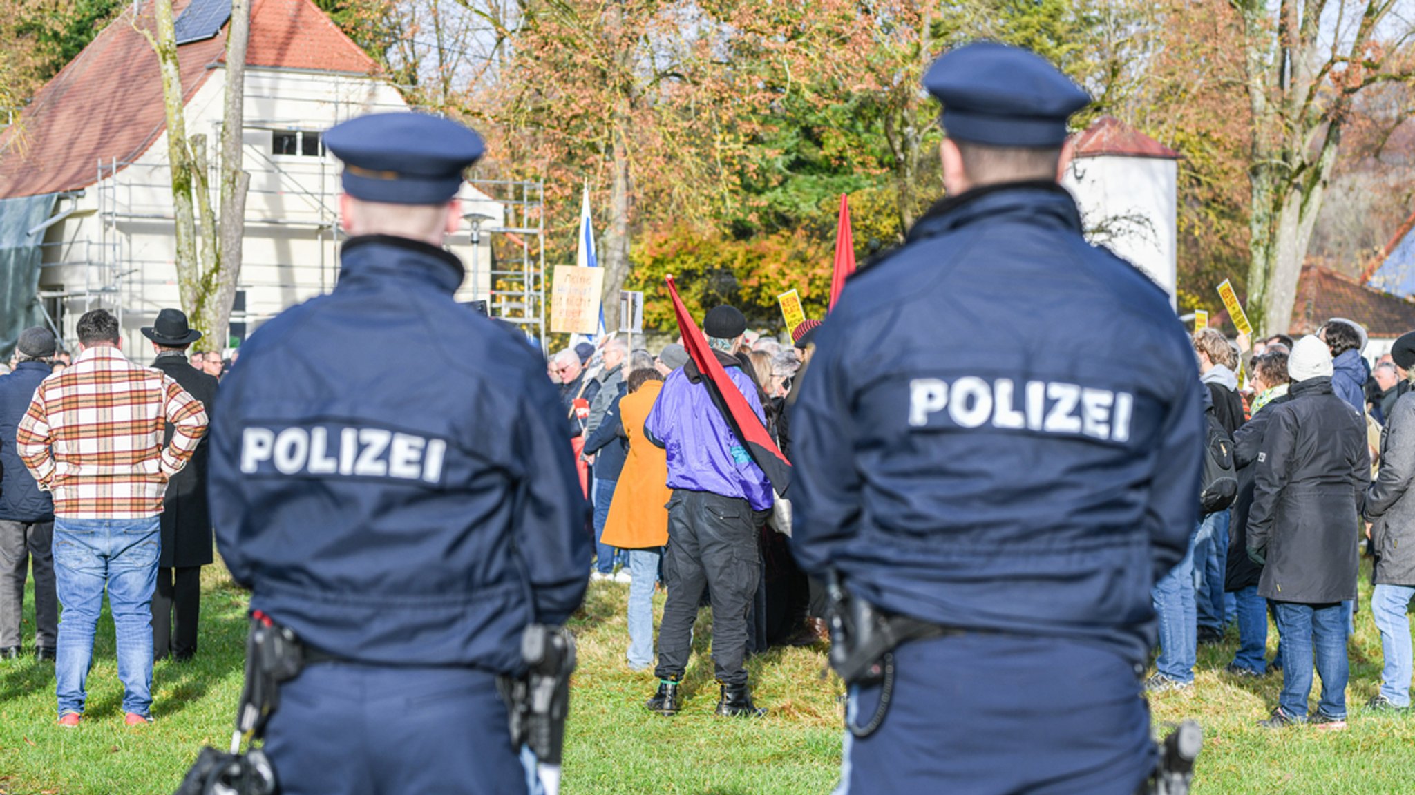 Reichsbürger in Wemding: Razzia und Gegendemo