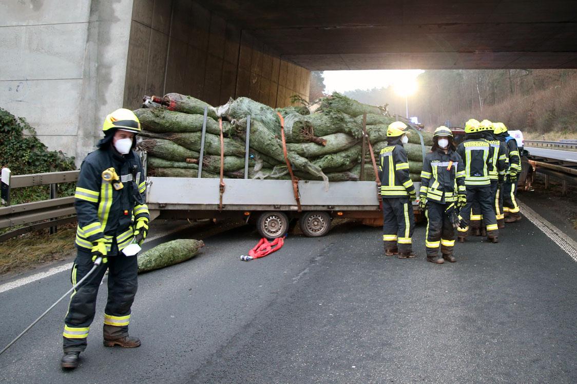 unfall bei stockstadt anhanger mit weihnachtsbaumen umgekippt br24