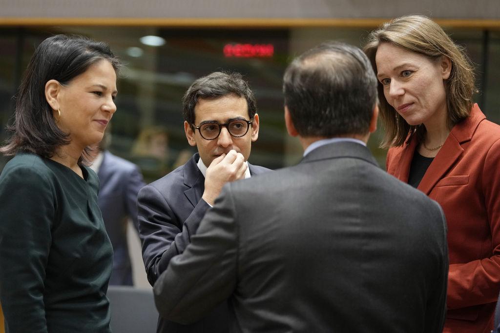 22.01.2024, Belgien, Brüssel: (l-r): Die deutsche Außenministerin Annalena Baerbock (Bündnis 90/Die Grünen), der französische Außenminister Stephane Sejourne, der spanische Außenminister Jose Manuel Albares Bueno und die niederländische Außenministerin Hanke Bruins Slot sprechen miteinander während eines Treffens der EU-Außenminister im Gebäude des Europäischen Rates in Brüssel. Die Außenminister der Europäischen Union treffen sich am Montag in Brüssel, um die Lage im Nahen Osten und in der Ukraine zu erörtern. Foto: Virginia Mayo/AP/dpa +++ dpa-Bildfunk +++