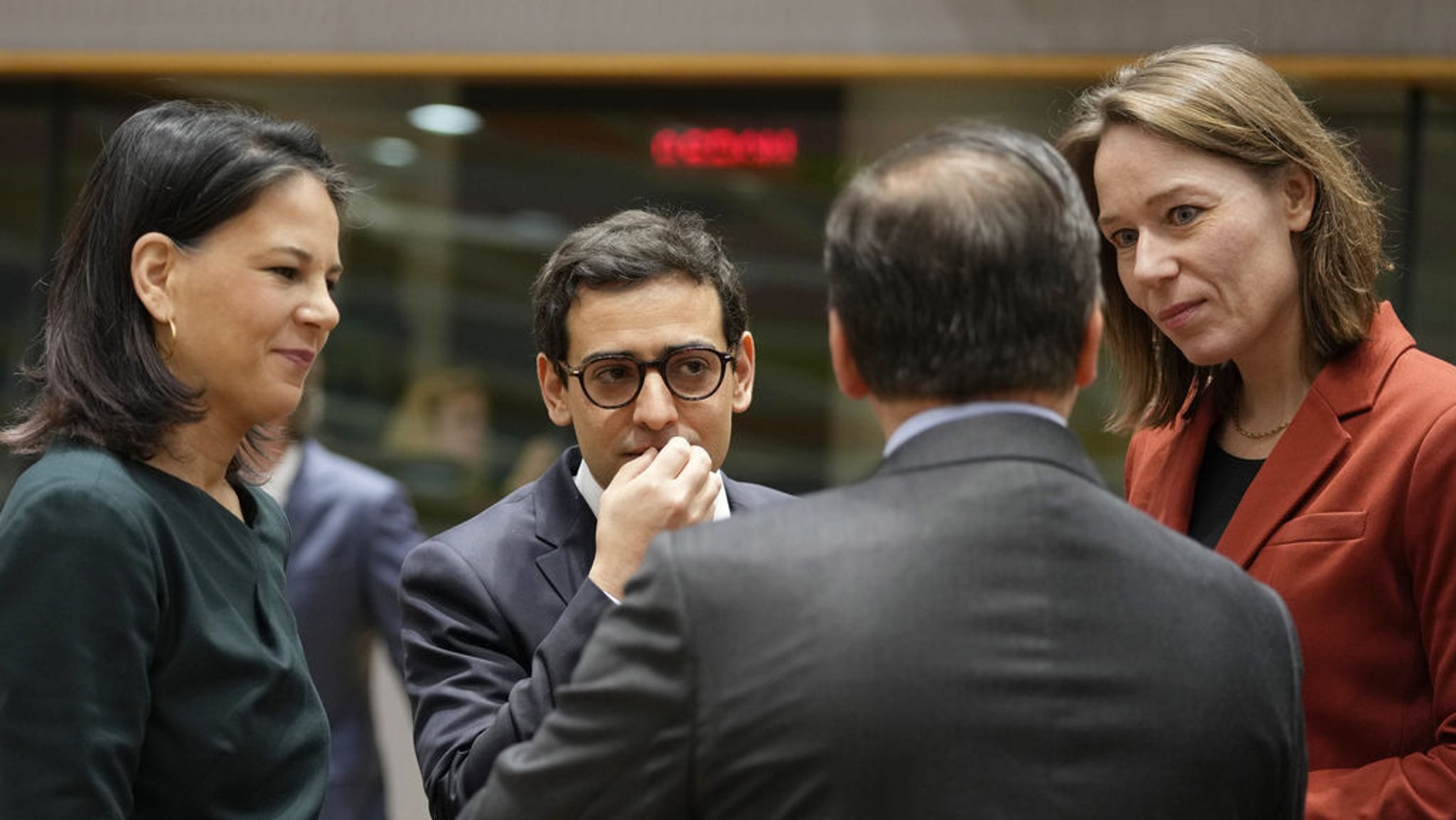 22.01.2024, Belgien, Brüssel: (l-r): Die deutsche Außenministerin Annalena Baerbock (Bündnis 90/Die Grünen), der französische Außenminister Stephane Sejourne, der spanische Außenminister Jose Manuel Albares Bueno und die niederländische Außenministerin Hanke Bruins Slot sprechen miteinander während eines Treffens der EU-Außenminister im Gebäude des Europäischen Rates in Brüssel. Die Außenminister der Europäischen Union treffen sich am Montag in Brüssel, um die Lage im Nahen Osten und in der Ukraine zu erörtern. Foto: Virginia Mayo/AP/dpa +++ dpa-Bildfunk +++