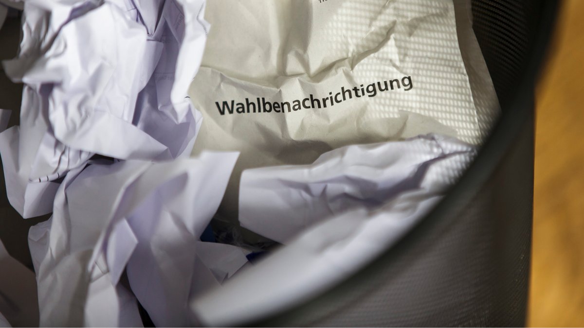 Der Umschlag einer Wahlbenachrichtigung zur Bundestagswahl 2013 liegt in einem Papierkorb (Archivbild)