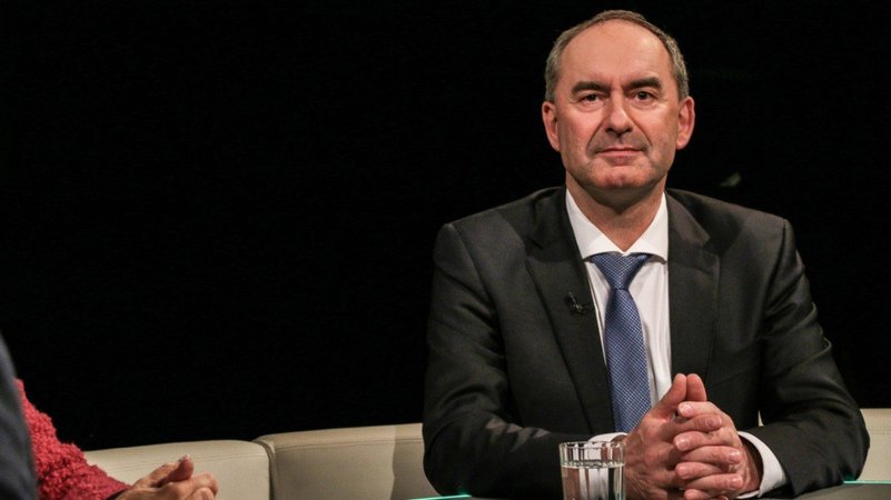 Hubert Aiwanger (FW), stellvertretender Ministerpräsident in Bayern und Staatsminister für Wirtschaft, Landesentwicklung und Energie zu Gast in der Münchner Runde | Bild: Cosima Weiske/BR Hubert Aiwanger (FW), stellvertretender Ministerpräsident in Bayern und Staatsminister für Wirtschaft, Landesentwicklung und Energie zu Gast in der Münchner Runde