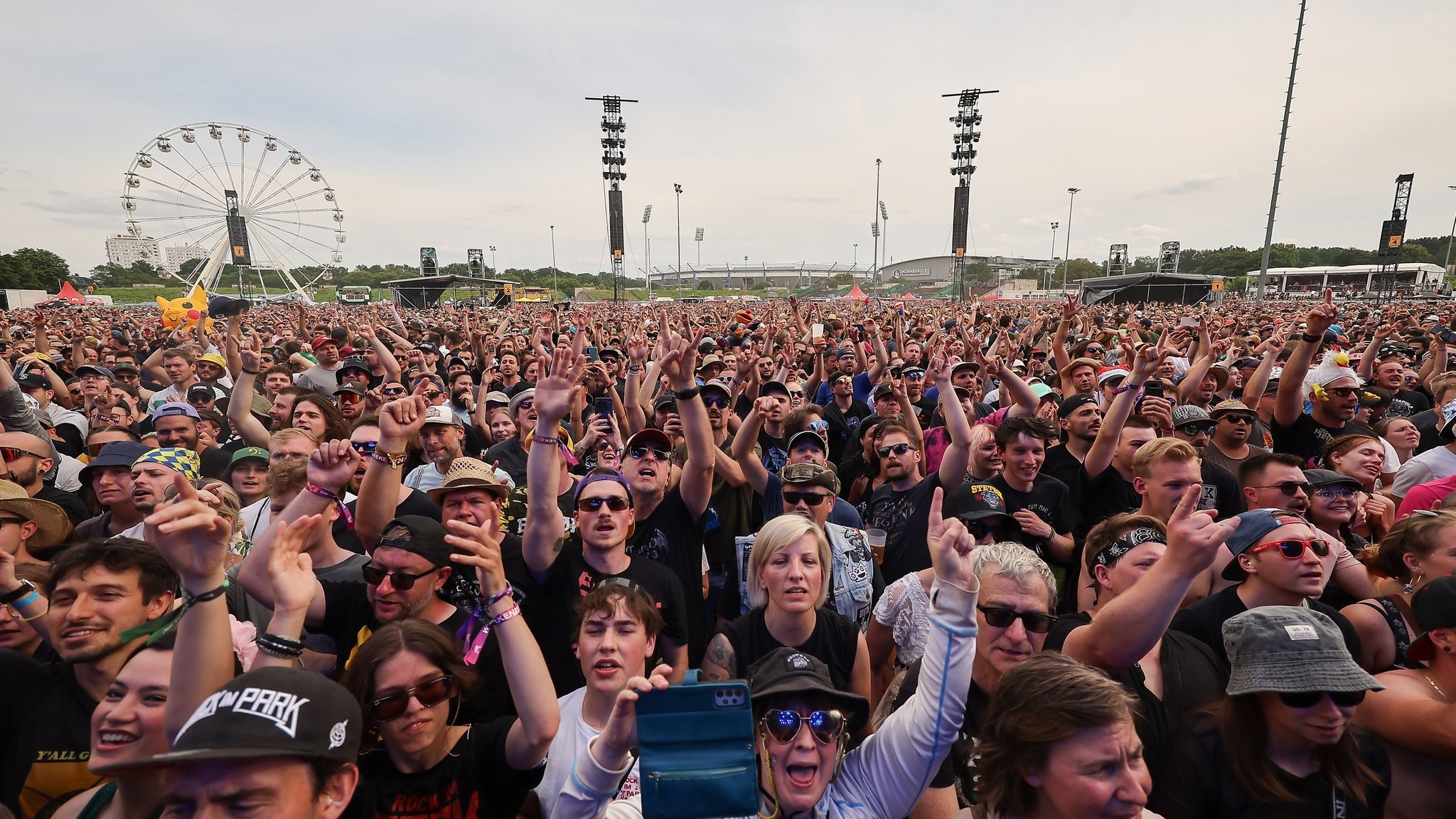 Im Himmel des Rock - Fans beim Open-Air-Festival "Rock im Park" in Nürnberg 2024 | Bild: picture alliance_dpa_Daniel Löb Im Himmel des Rock - Fans beim Open-Air-Festival "Rock im Park" in Nürnberg 2024