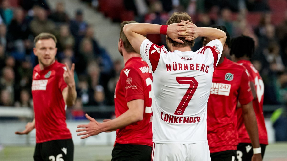 Chance vertan: Felix Lohkemper (1.FC Nürnberg #07) schlägt die Hände über dem Kopf zusammen.