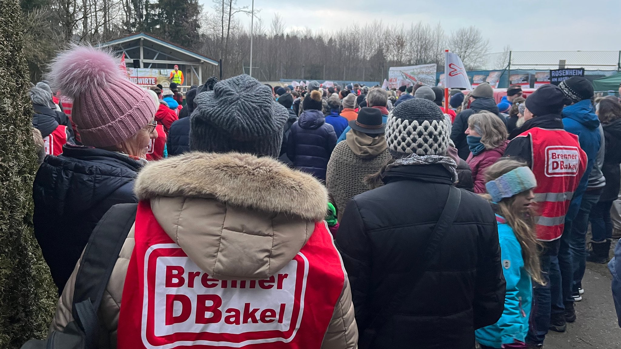 Mehrere Hundert Menschen protestieren gegen den geplanten Neubau