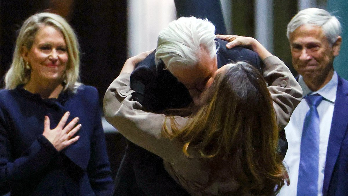 Julian Assange umarmte nach der Ankunft seine Frau Stella
