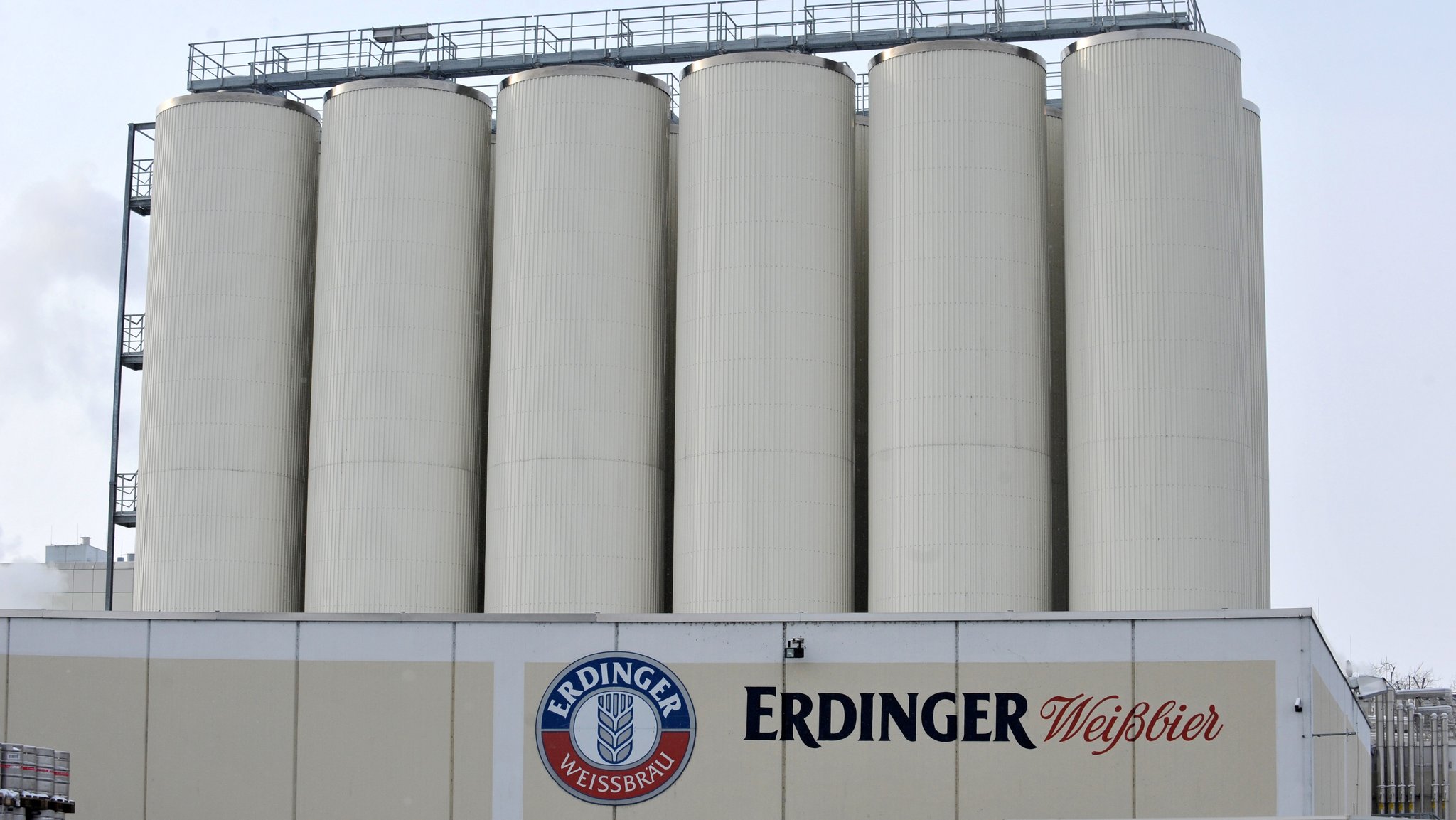 Silos auf dem Gelände der Privatbrauerei Erdinger Weißbräu