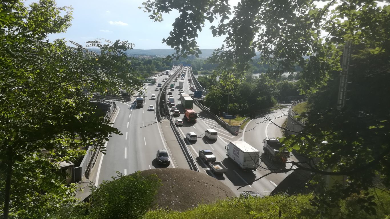 Blick auf die Südseite des Pfaffensteiner Tunnels. Wegen mehrerer Unfälle kam es im abendlichen Berufsverkehr zu langen Staus