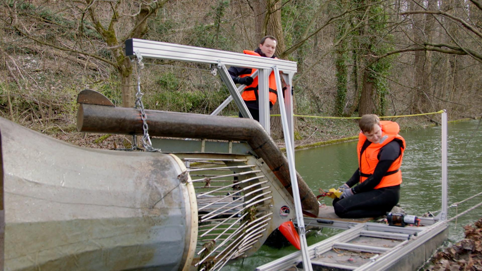 Zwei Männer arbeiten an Wasserkraftwerk
