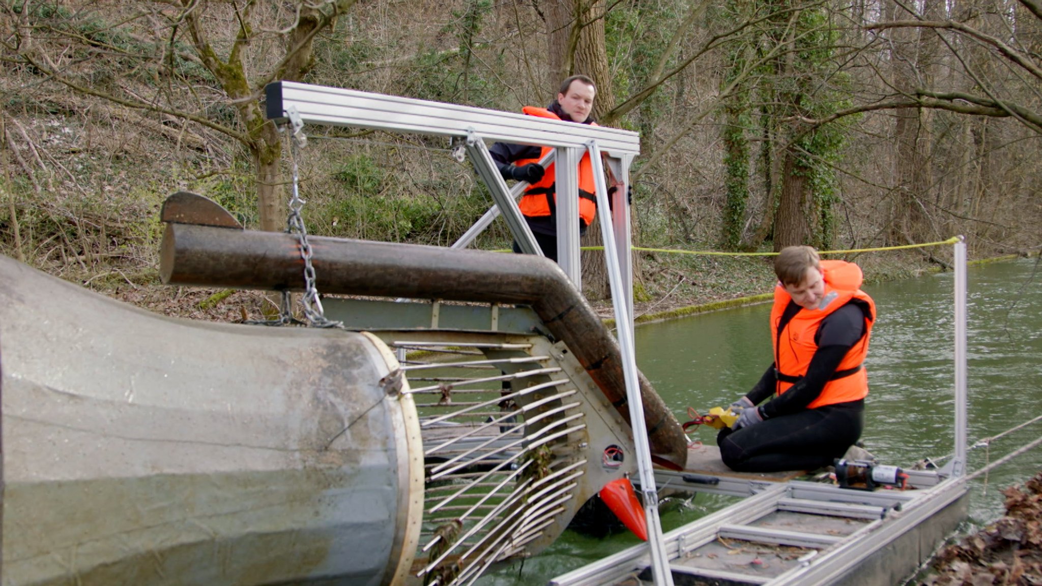 Zwei Männer arbeiten an Wasserkraftwerk