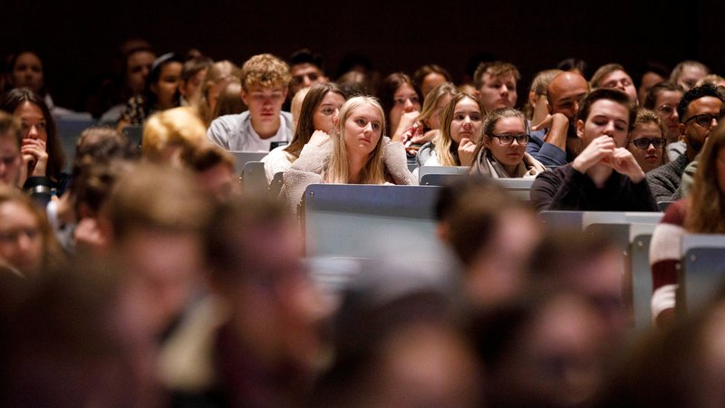 Studenten in einer Universität (Symbolbild) | Bild: picture alliance/dpa | Julian Stratenschulte Studenten in einer Universität (Symbolbild)