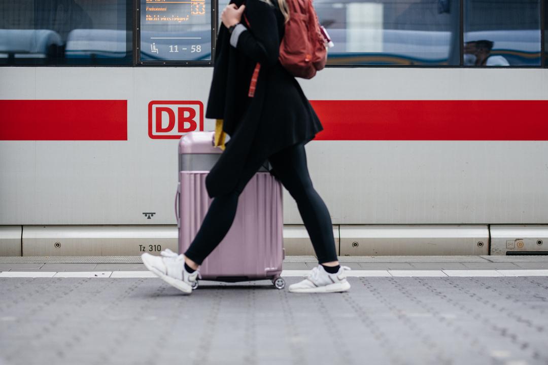 Symbolbild: Eine Reisende geht an einem ICE vorbei.