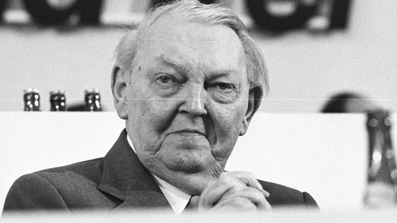 Ludwig Erhard, CDU Politiker und Bundeskanzler, hier beim CDU Parteitag im Juni 1976 | Bild: picture alliance / nordphoto | nph / Rust Ludwig Erhard, CDU Politiker und Bundeskanzler, hier beim CDU Parteitag im Juni 1976