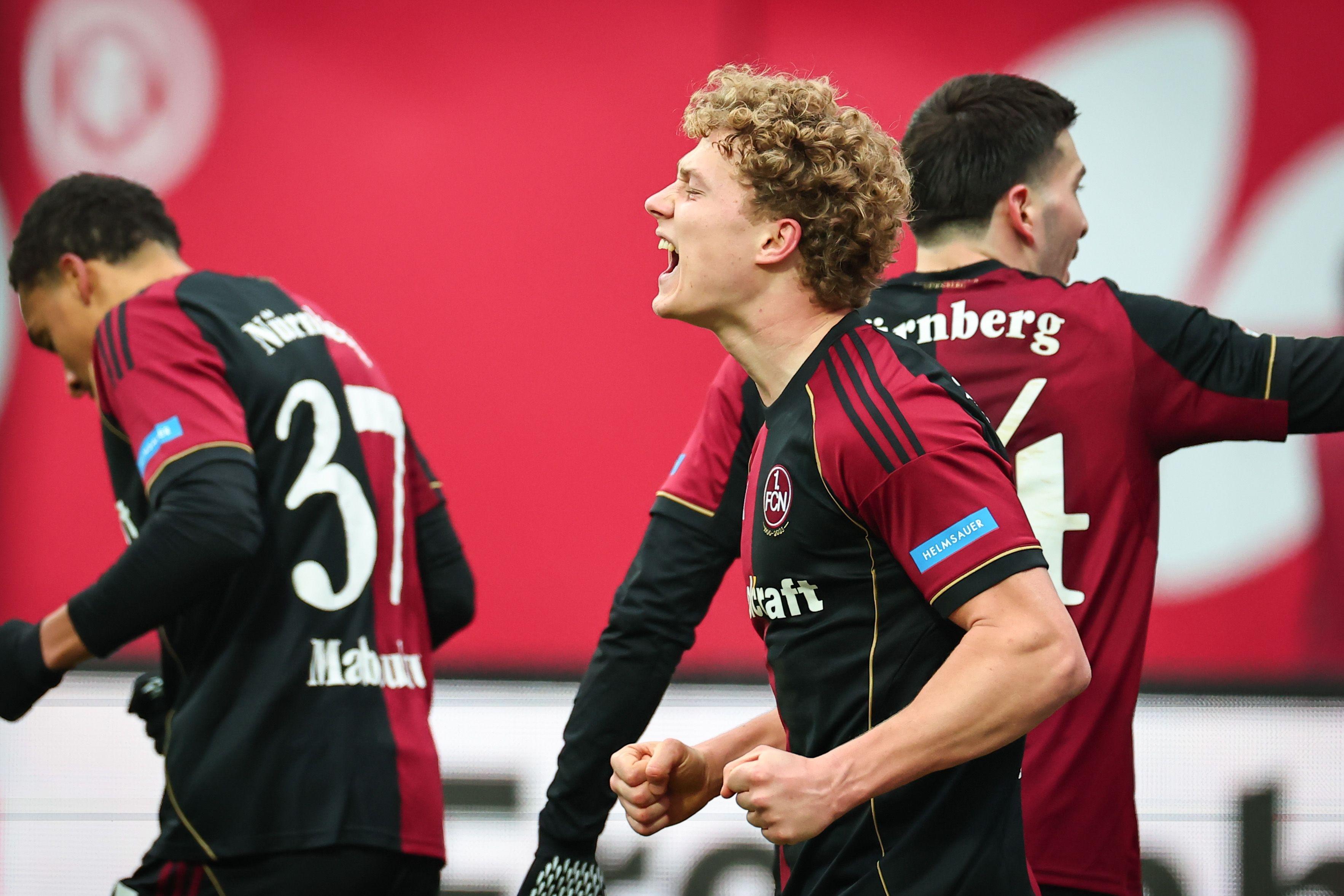 17.01.2026, Bayern, Nürnberg: Fußball: 2. Bundesliga, 1. FC Nürnberg - SV Elversberg, 18. Spieltag im Max-Morlock-Stadion. Piet Scobel (M, 1. FC Nürnberg) jubelt über seinen Treffer zum 3:2 Endstand. (zu dpa: «Shootingstar Scobel lässt Nürnberger Fans träumen») Foto: Daniel Karmann/dpa - WICHTIGER HINWEIS: Gemäß den Vorgaben der DFL Deutsche Fußball Liga bzw. des DFB Deutscher Fußball-Bund ist es untersagt, in dem Stadion und/oder vom Spiel angefertigte Fotoaufnahmen in Form von Sequenzbildern und/oder videoähnlichen Fotostrecken zu verwerten bzw. verwerten zu lassen. +++ dpa-Bildfunk +++