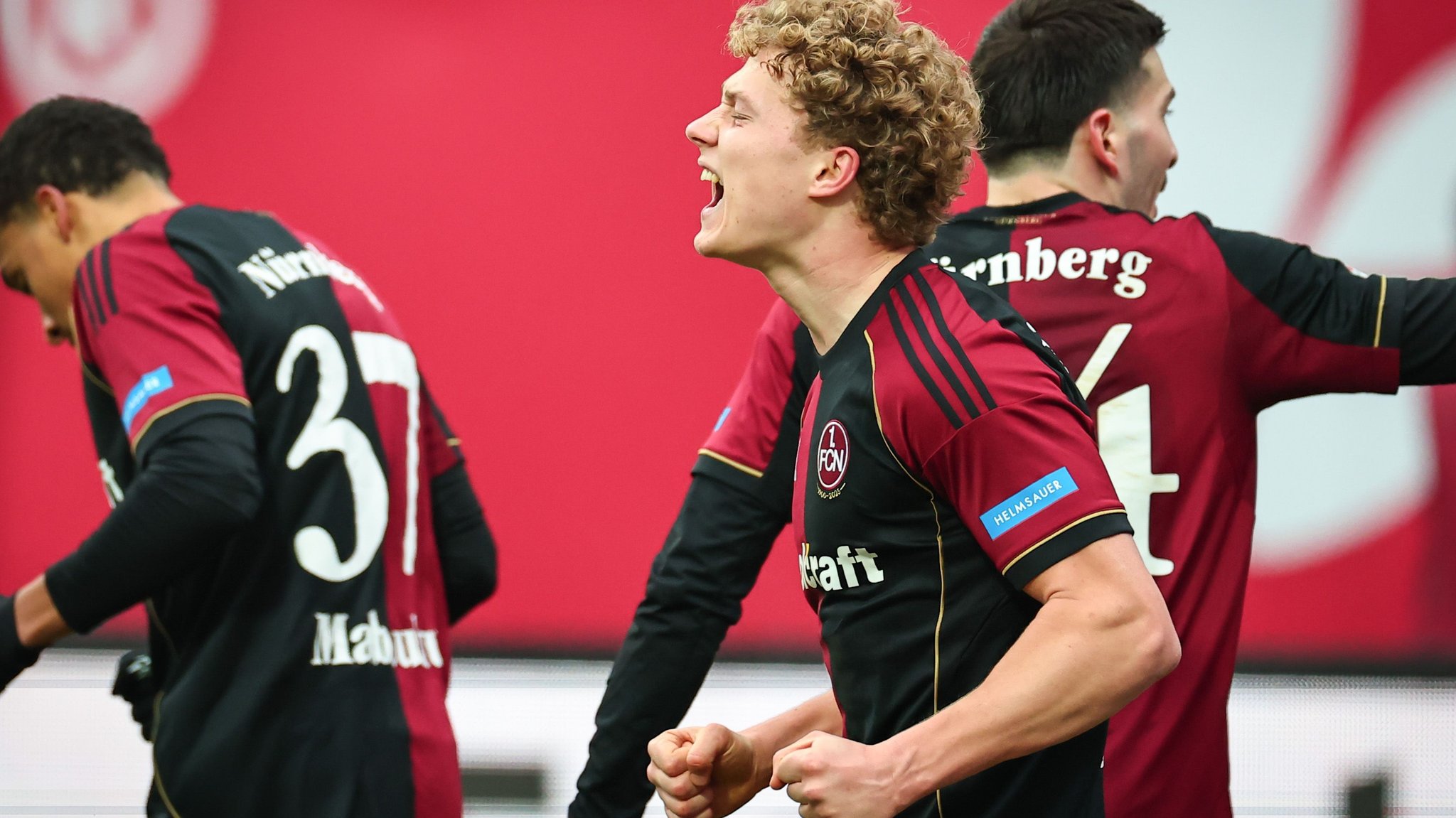 17.01.2026, Bayern, Nürnberg: Fußball: 2. Bundesliga, 1. FC Nürnberg - SV Elversberg, 18. Spieltag im Max-Morlock-Stadion. Piet Scobel (M, 1. FC Nürnberg) jubelt über seinen Treffer zum 3:2 Endstand. (zu dpa: «Shootingstar Scobel lässt Nürnberger Fans träumen») Foto: Daniel Karmann/dpa - WICHTIGER HINWEIS: Gemäß den Vorgaben der DFL Deutsche Fußball Liga bzw. des DFB Deutscher Fußball-Bund ist es untersagt, in dem Stadion und/oder vom Spiel angefertigte Fotoaufnahmen in Form von Sequenzbildern und/oder videoähnlichen Fotostrecken zu verwerten bzw. verwerten zu lassen. +++ dpa-Bildfunk +++ | Bild: dpa-Bildfunk/Daniel Karmann 17.01.2026, Bayern, Nürnberg: Fußball: 2. Bundesliga, 1. FC Nürnberg - SV Elversberg, 18. Spieltag im Max-Morlock-Stadion. Piet Scobel (M, 1. FC Nürnberg) jubelt über seinen Treffer zum 3:2 Endstand. (zu dpa: «Shootingstar Scobel lässt Nürnberger Fans träumen») Foto: Daniel Karmann/dpa - WICHTIGER HINWEIS: Gemäß den Vorgaben der DFL Deutsche Fußball Liga bzw. des DFB Deutscher Fußball-Bund ist es untersagt, in dem Stadion und/oder vom Spiel angefertigte Fotoaufnahmen in Form von Sequenzbildern und/oder videoähnlichen Fotostrecken zu verwerten bzw. verwerten zu lassen. +++ dpa-Bildfunk +++