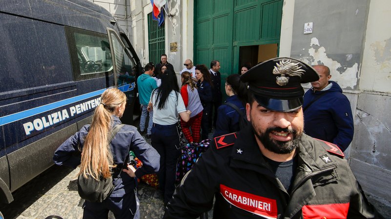 Polizisten evakuieren nach einem Erdbeben ein Frauengefängnis in Pozzuoli (Archiv) | Bild: dpa-Bildfunk/Salvatore Laporta/Kontrolab Polizisten evakuieren nach einem Erdbeben ein Frauengefängnis in Pozzuoli (Archiv)
