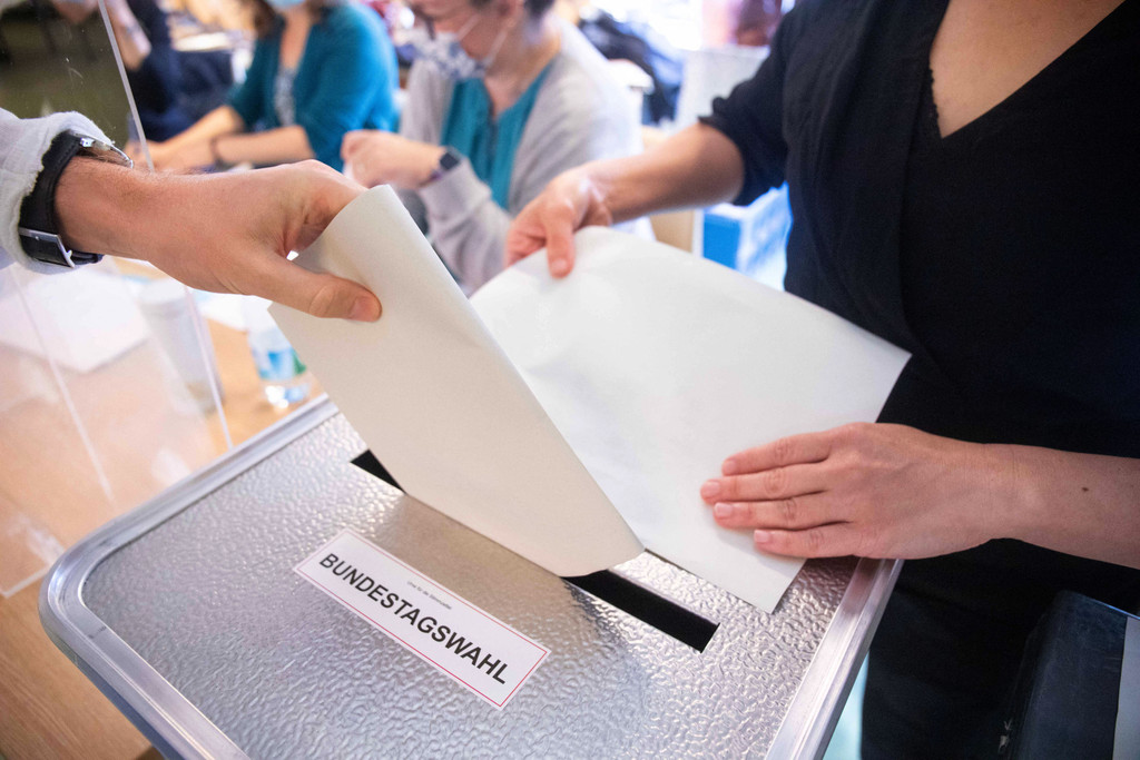Ein Wähler wirft seinen Stimmzettel in 