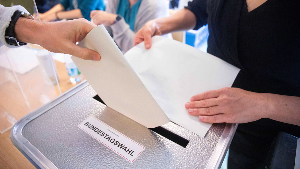 Ein Wähler wirft seinen Stimmzettel in 