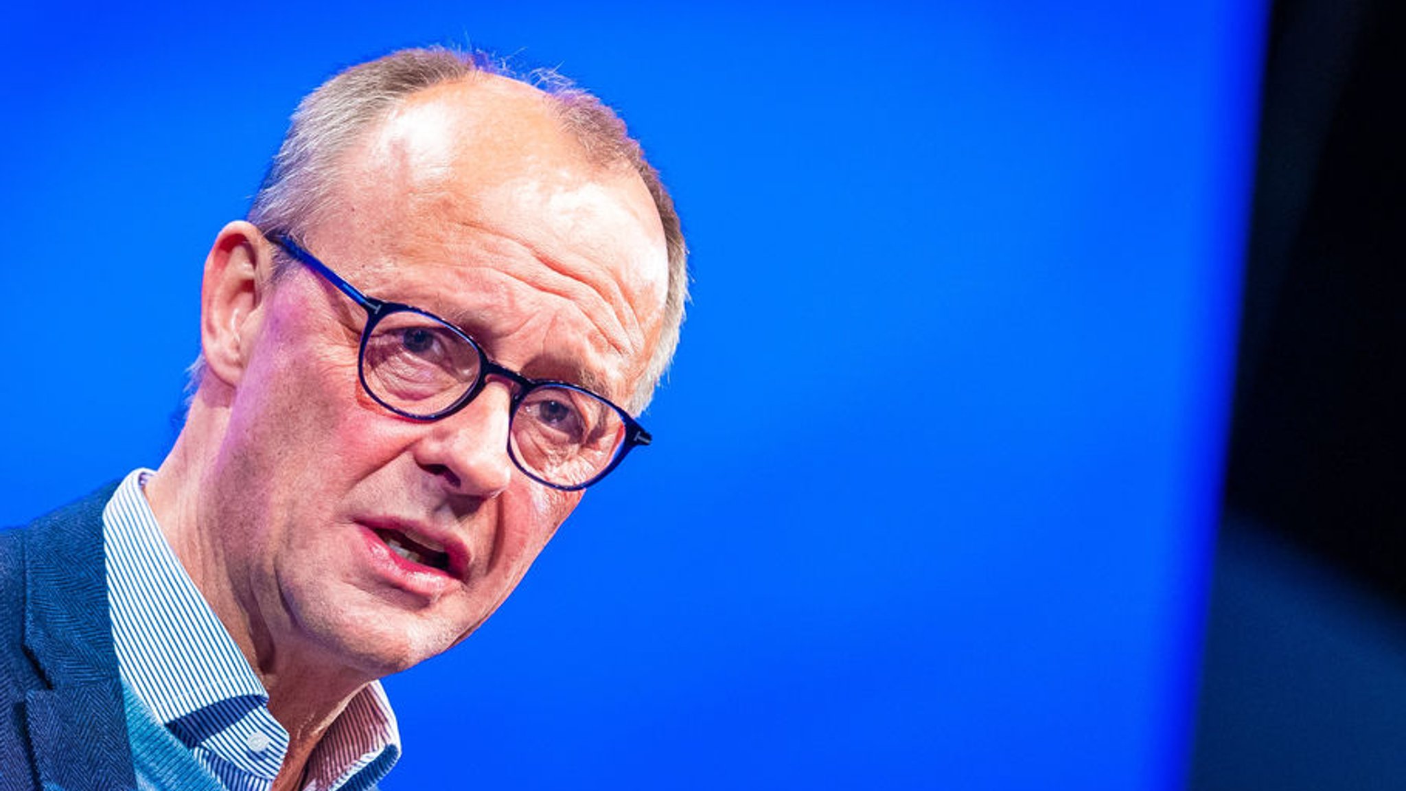 21.10.2023, Niedersachsen, Braunschweig: Friedrich Merz, CDU-Bundesvorsitzender und Fraktionsvorsitzender der CDU/CSU-Fraktion, spricht auf dem 75. Deutschlandtag der Jungen Union. Foto: Moritz Frankenberg/dpa +++ dpa-Bildfunk +++